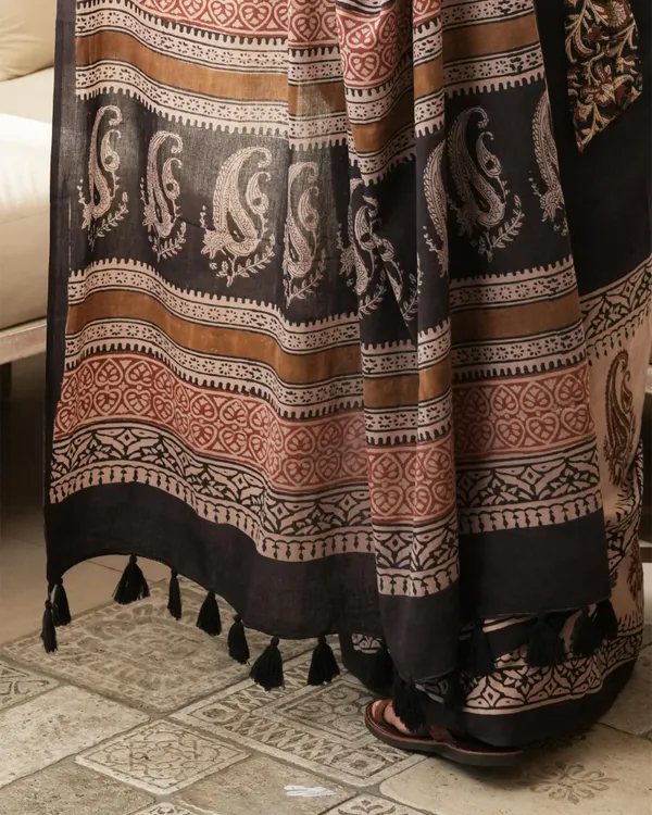 Black_Cotton_Paisley_Border_Print_Mulmul_Saree_For_Women